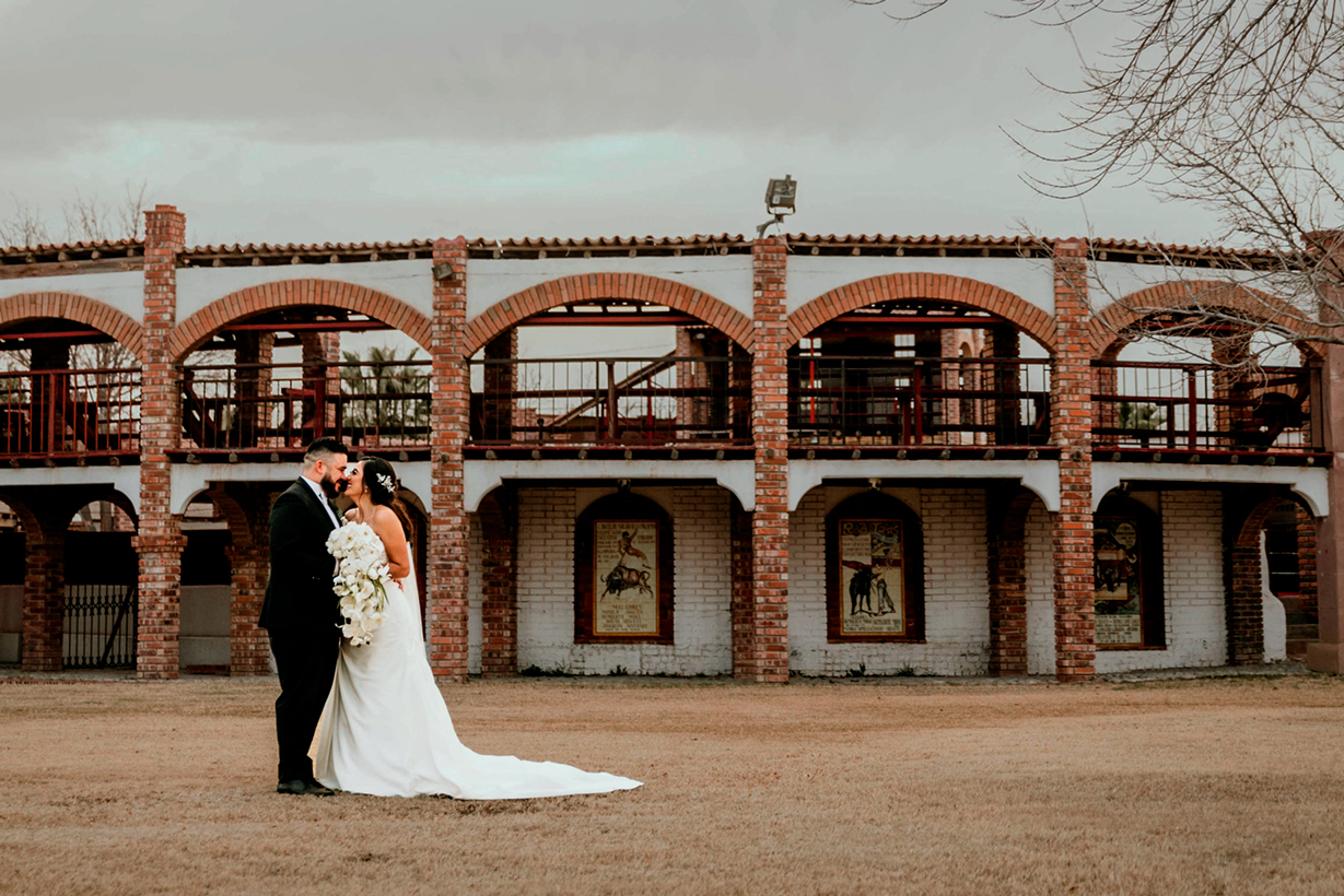 Hotel Paso del Norte Balcony Kiss